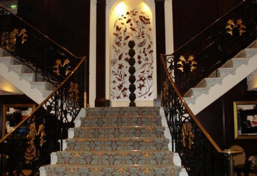 Detalle de la escalera principal del Atrium del AzamaraQuest